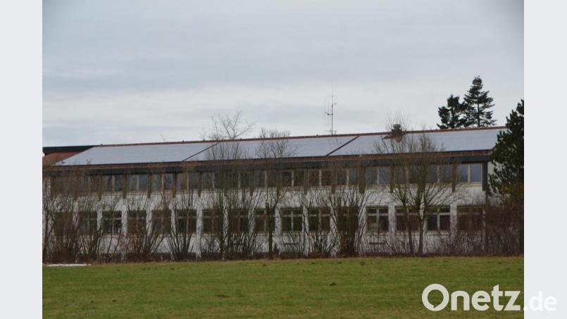 Gut behütet ist auch das Dach der Pfalzgraf-Friedrich-Mittelschule. Die Photovoltaikmodule laden Sonnenenergie. Bild: dob