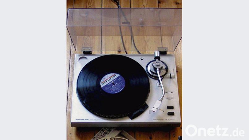 Wer noch einen alten Plattenspieler herumstehen hat, kann diesen mit einigen Experten-Tipps schnell wieder flott machen. Dafür sollte er komplett erhalten und das Gehäuse nicht zu stark beschädigt sein. Bild: Sven Appel/dpa