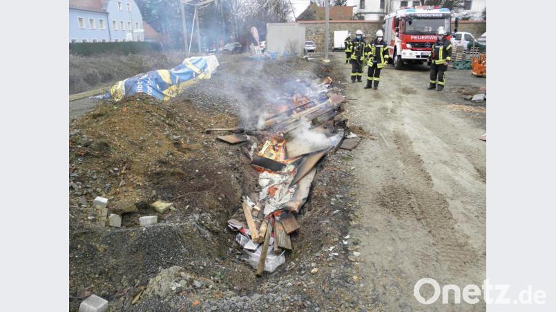 Unerlaubtes Verbrennen von Müll kann teuer zu stehen kommen. Die Vohenstraußer Feuerwehr löschte das Feuer. Bild: dob