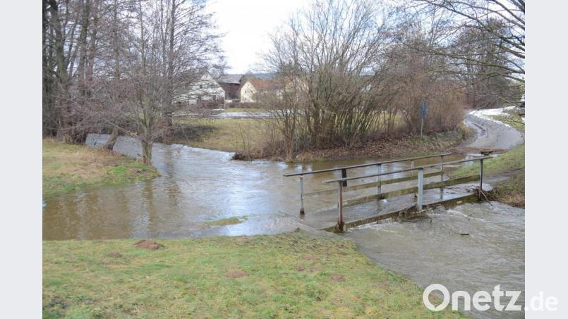 Wer über die Fußgängerbrücke am Schirnitzbach wollte, benötigte Gummistiefel oder bekam nasse Füße. Bild: ak