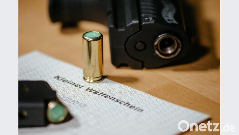 Für die Schreckschusspistole hatte der 26-Jährige keinen Waffenschein bei sich. Symbolbild: Oliver Killig