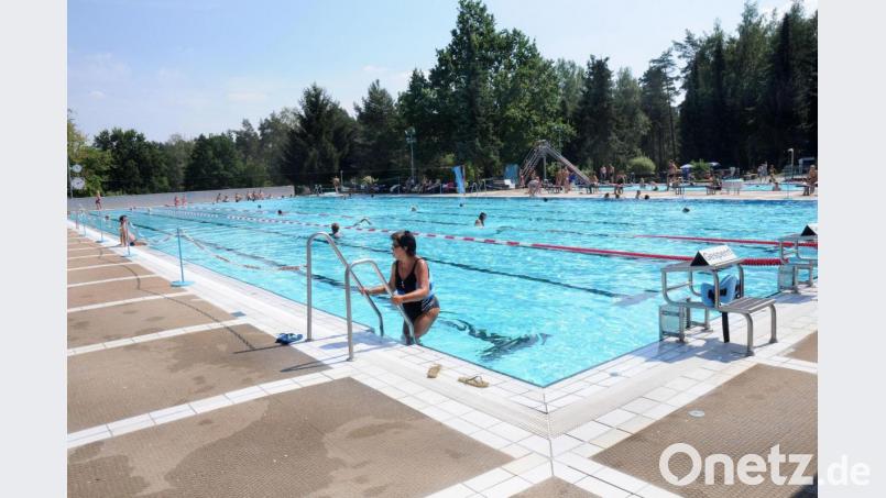 &quot;Alle Becken sind geöffnet.&quot; Das verspricht Schwimmvereinsvorsitzende Ilona Forster für die Badesaison 2021. Die Sanierung soll erst im Herbst beginnen. Archivbild: Stephan Huber