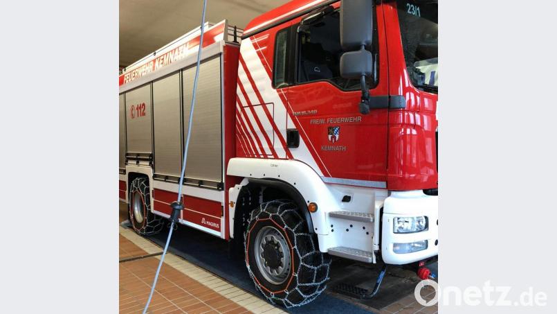 Auch auf dem neuen Tanklöschfahrzeug der Feuerwehr Kemnath sind die Schneeketten aufgelegt. Damit soll gewährleistet werden, dass die Einsatzkräfte auch bei widrigen Straßenverhältnissen sicher zum Einsatort gelangen. Bild: mde