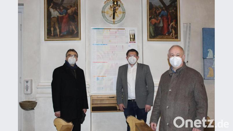 Bereits 72 Orgelpfeifen-Patenschaften sind vergeben, informierten Pfarrer Martin Besold, Kirchenmusiker und Orgelbauvereinsvorsitzender Holger Popp und Kirchenpfleger Alfons Meierhöfer (von links). Welche Pfeifen noch frei sind, können Interessierte an einer Tafel (im Hintergrund) in der Pfarrkirche Mariä Himmelfahrt einsehen. Bild: Holger Popp/exb