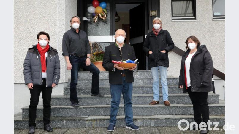 Viel Abstand und Maske: Die Bundestagsabgeordnete Marianne Schieder (rechts) und SPD-Kreisvorsitzender Peter Wein (links) gratulierten Hans Schuierer (Mitte) vor der Haustür. Im Hintergrund Sohn Max und Karin Schuierer. Bild: Götz