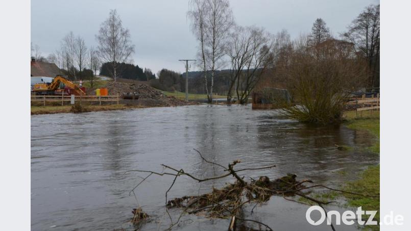 Ein neuer Betonpfeiler des neuen Brückenbaus wird schon vom Pfreimdwasser umspült. Bild: dob