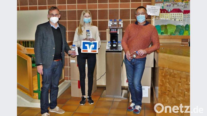 Schülersprecherin Veronika Lösl war die erste, die eine Trinkflasche mit dem Schullogo von Rektor Peter Danninger (links) und Förderlehrer Thomas Panzer (rechts) in Empfang nahm. Bild: wbe