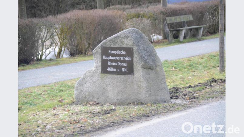 In der Nähe des Rathauses Speichersdorf befindet sich dieser Monolith, der auf die Europäische Hauptwasserscheide Rhein/Donau hinweist. Bild: ak
