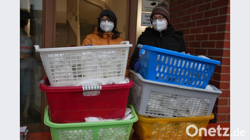 Judith Aust (links) und Andrea Knipp hätten noch mehr FFP2-Masken verteilen können. Bild: Gerd Spies