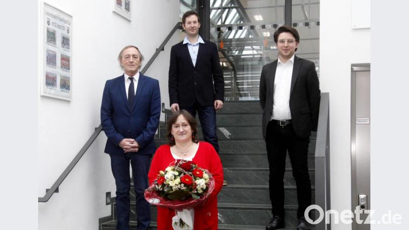 SPD-Bezirksvorsitzender Franz Schindler und die Kreisvorsitzenden Franz Kopp und Peter Wein (von links) gratulierten MdB Marianne Schieder mit einem Blumenstrauß zur einstimmigen Nominierung. Bild: Hirsch