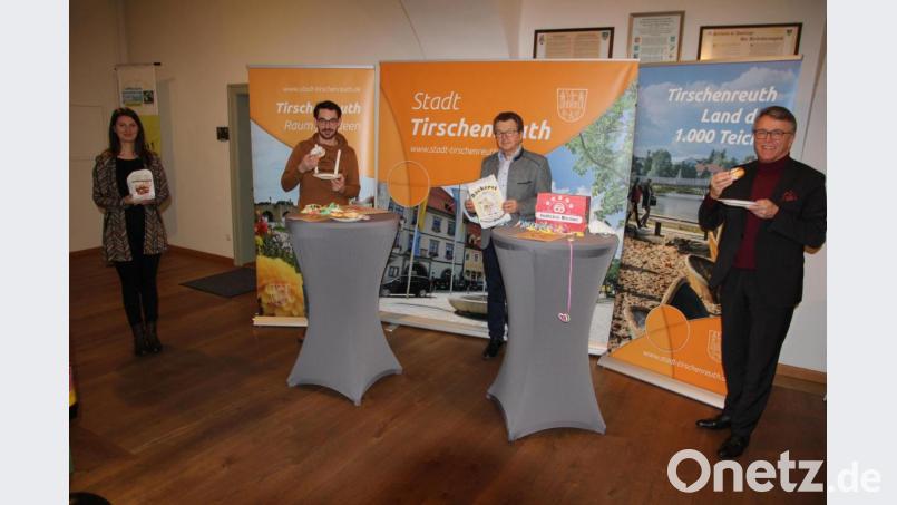 Am heutigen Montag startet in Tirschenreuth eine Faschingsaktion, bei der am Freitag insgesamt 750 Krapfen verteilt werden. Unser Bild zeigt die Macher der Aktion: (von links) Stefanie Süß von der Tourist-Info, Sport- und Jugendbeauftragten Sebastian Wiedemann, Stadtmarketing-Vorsitzenden Maximilian Schön und Bürgermeister Franz Stahl. Bild: kro