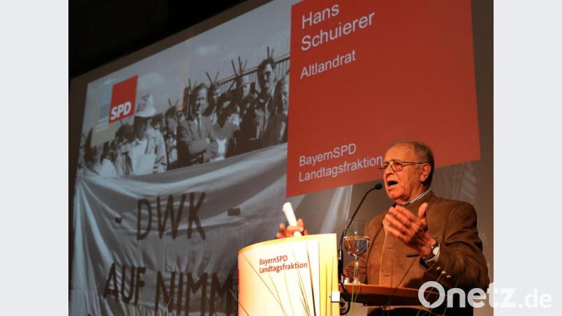 25 Jahre nach dem Aus der WAA Wackersdorf: Hans Schuierer bei einer Ansprache in der Schwandorfer Oberpfalzhalle. Archivbild: Götz