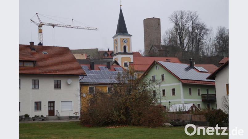 Das Straßen-und Wegebestandsverzeichnis für die Ortsstraßen der Gemeinde Thanstein wurde überprüft. Anfangs-und Endpunkte sowie Änderungen der Straßenlängen und auch Flurnummern wurden im Verzeichnis korrigiert. Das betraf auch den Dorfplatz (im Vordergrund). Bild: wel