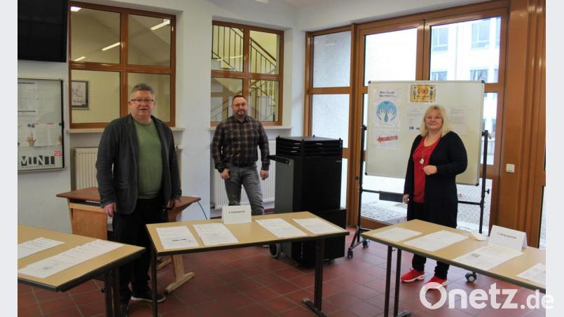 In der Aula können sich die Schülerinnen und Schüler der Staatlichen Realschule - hier Schulleiter German Helgert (l.), 1. Konrektor Holger König und 2. Konrektorin Sandra Hering - gebündelt und sortiert ihre Materialien abholen, wenn es mit der Drucker zu Hause nicht klappt. Bild: stg