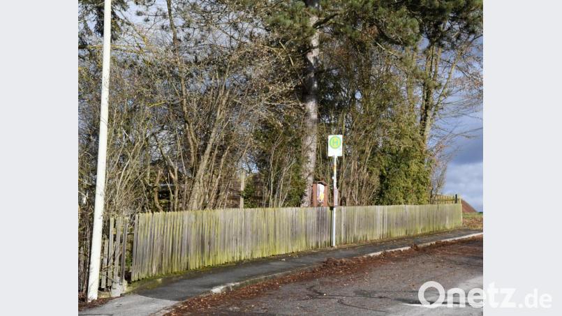 Bedingt durch die örtlichen beengten Verhältnisse ist die Aufstellung eines Buswartehäuschen ohne Grunderwerb in Aschach nicht machbar. Bild: sche