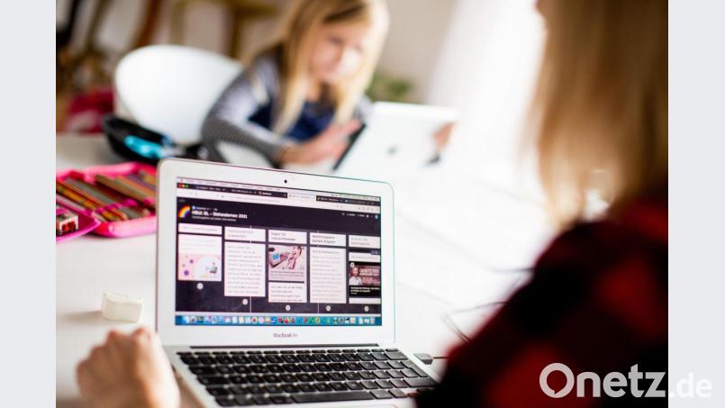 Unterricht von zu Hause aus – eine Herausforderung für Lehrer, Schüler und Eltern. Aber auch für das Medienzentrum Amberg-Sulzbach, das in den vergangenen Monaten die technische Voraussetzungen und Cloud-Lösungen für das digitale Lehren schaffte. Bild: dpa/Rolf Vennenbernd