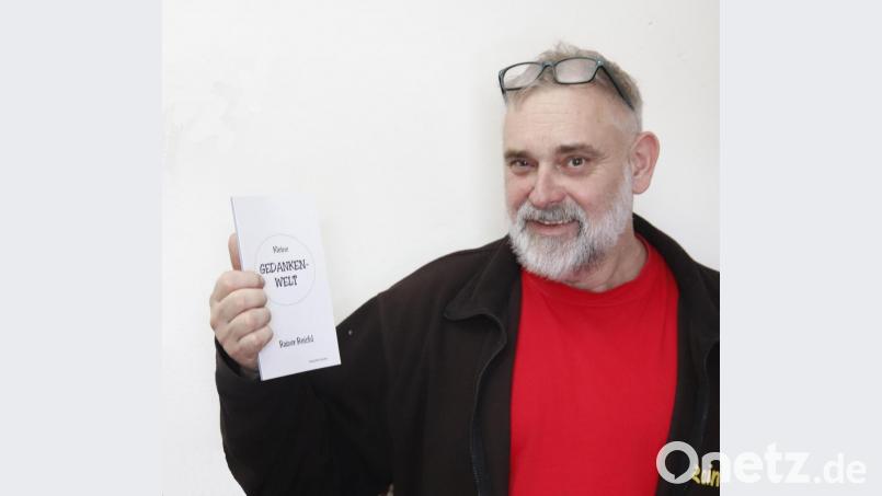 Rainer Reichl mit seinem frisch gedruckten Werk &quot;Meine Gedankenwelt&quot;. Bild: mfh