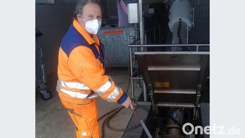 Zur täglichen Arbeit des Klärwärters Bernhard Schindler gehört das Abspritzen des Sandfangs in der ersten Reinigungsstufe. Bild: ld