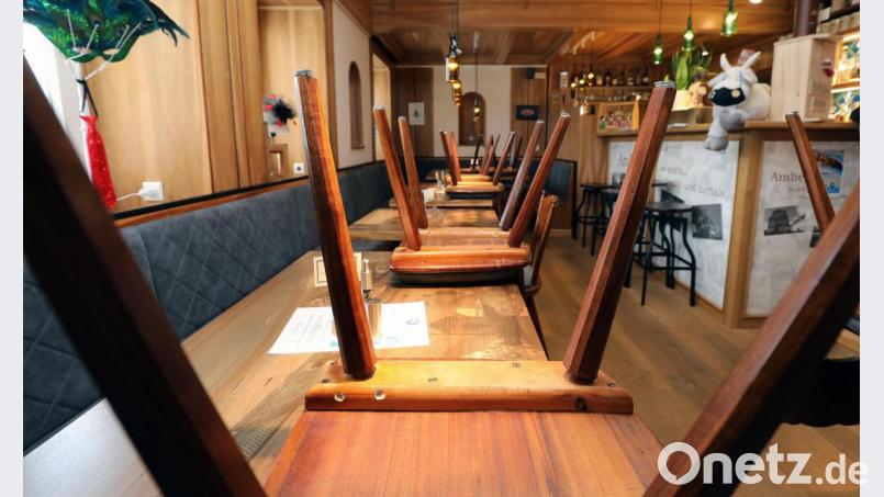 Die Bar des Hotels Brunner ist leer. Alle Stühle wurden auf die Tische gestellt. Bild: Wolfgang Steinbacher