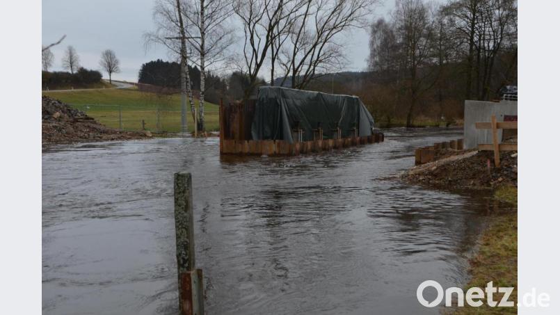 Ein neuer Betonpfeiler des neuen Brückenbaus wird schon vom Pfreimdwasser umspült. Bild: dob