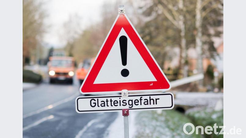 Der Deutsche Wetterdienst warnt vor Glatteis in der gesamten nördlichen Oberpfalz. Symbolbild: Julian Stratenschulte/dpa