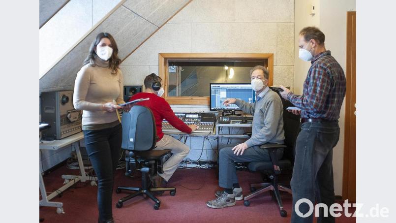 Stefanie Süß mit Tontechniker Arnold Völkl, Produzent Dietmar Kiermaier und Programmentwickler Hans-Jürgen Kiermaier (von links ) bei letzten Absprachen im Tonstudio. Bild: Stadt Tirschenreuth/exb