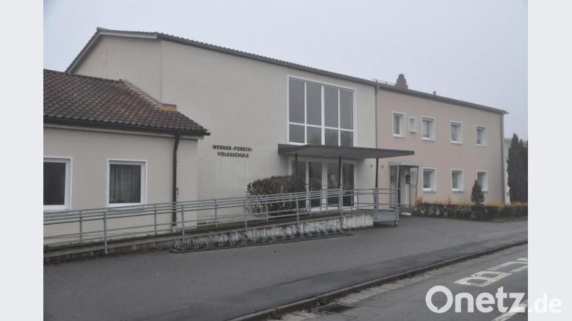 Schnelles Internet, Infektionsschutz und Leihgeräte: Die Gemeinde Speichersdorf hat die Werner-Porsch-Schule an das Glasfasernetz angeschlossen und mit CO2-Ampeln ausgestattet. Für den Heimunterricht stehen Schülern bei Bedarf Tablets zur Verfügung. Bild: ak