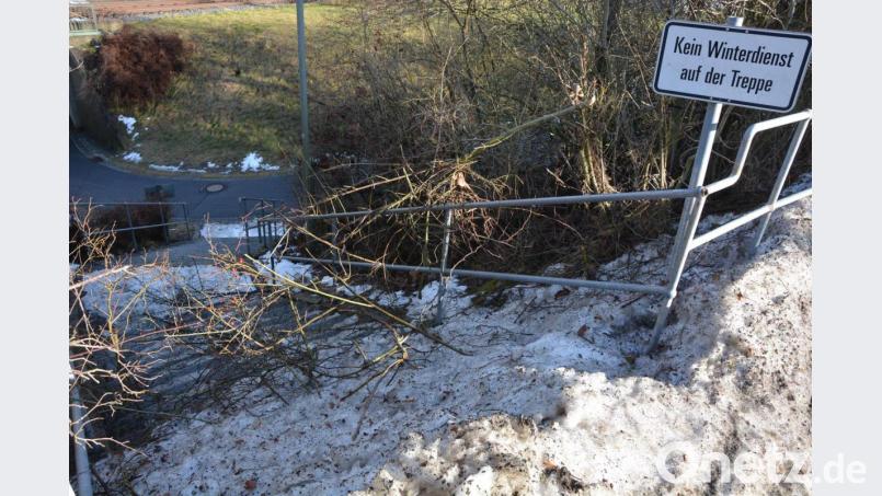 Ute Döhler (Grüne) kritisierte, dass diese Treppe, die von der Werkstraße in Pechbrunn zur Unterführung in Richtung Bahnhof führt, kürzlich durch Reste von darauf geschaufeltem Schnee nicht begehbar gewesen sei. Bürgermeister Stephan Schübel verwies auf das Schild &quot;Kein Winterdienst&quot; und bat darum, einen kurzen Umweg in Kauf zu nehmen. Bild: jr