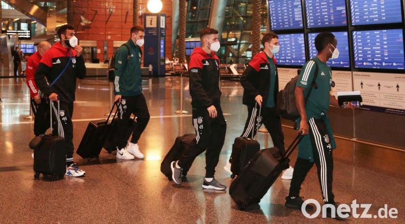 Die Spieler des FC Bayern München bei der Ankunft am Flughafen in Doha. Der Trip zur nächsten Titelmission hat in der Nacht von Freitag auf Samstag mit einer chaotischen Anreise begonnen. Bild: Fifa/dpa