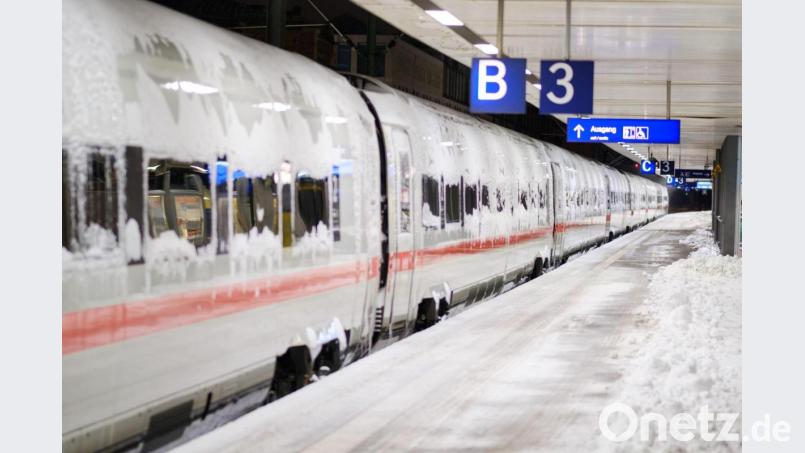 Schnee und Eis beeinträchtigen den Nah- und Fernverkehr der DB in weiten Teilen des Landes. Foto: Ole Spata/dpa Bild: Ole Spata