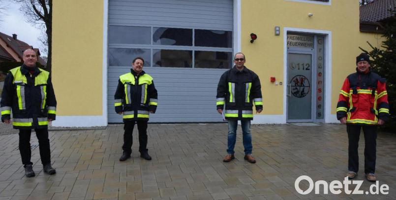 Am Samstag zeichnete Kreisbrandmeister Wolfgang Wedlich (links) vor dem Feuerwehrhaus in Großensees drei Aktive aus seinem Bereich für ihre langjährige Kommandanten-Tätigkeit aus. Geehrt wurden (von rechts) Reiner Joas, Thomas Lindner und Matthias Kastl.