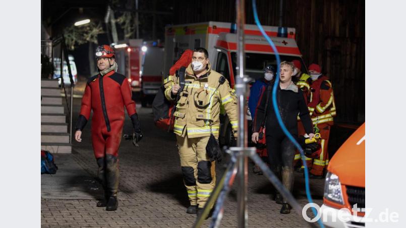 Höhlenretter kommen von ihrem Einsatz. Bei der Erforschung der Mühlbachquellhöhle in der Fränkischen Alb hatte sich einer von vier Höhlenforschern verletzt und ist anschließend gestorben. Rettungskräfte hatten zuvor versucht, den Verletzten oder die Verletzte noch an die Oberfläche zu bringen. Bild: Ralph Goppelt/dpa