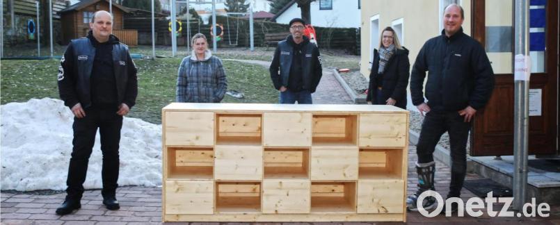 Über das gelungene Bau-Projekt freuten sich alle. Auf dem Bild (von links) Motorradclub-Vorsitzender Erwin Heimerl, Erzieherin Verena Müller, Zweiter Vorsitzender Karlheinz Messner vom Motorradclub, Kindergartenleiterin Kathrin Öcal und der Dritte Vorsitzende des TSV-Krummennaab, Thomas Müller. Bild: njn
