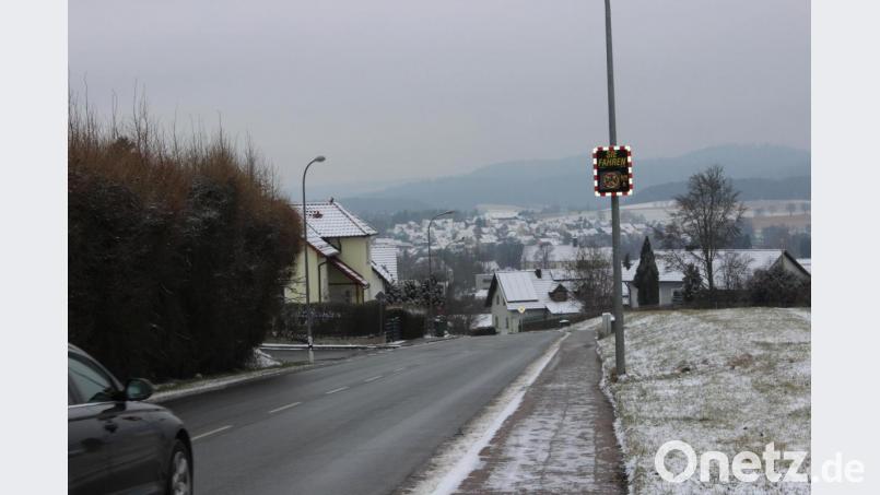 Ein trauriger Smiley auf der Anzeigentafel (rechts im Bild). Hinab der Neukirchner Straße wird häufig zu schnell gefahren. Bild: pko