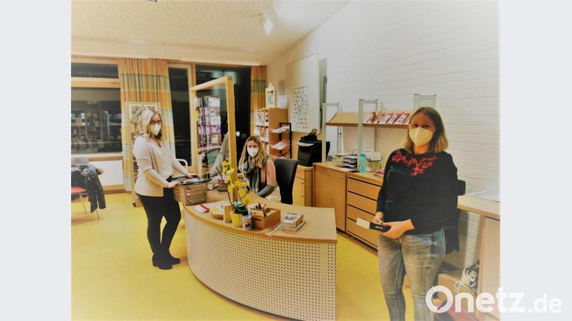 Büchereileiterin Melissa Brenner bereitet mit Julia Gerber und Melanie Frank (von links) den Korb mit den bestellten Büchern vor. Bild: gz