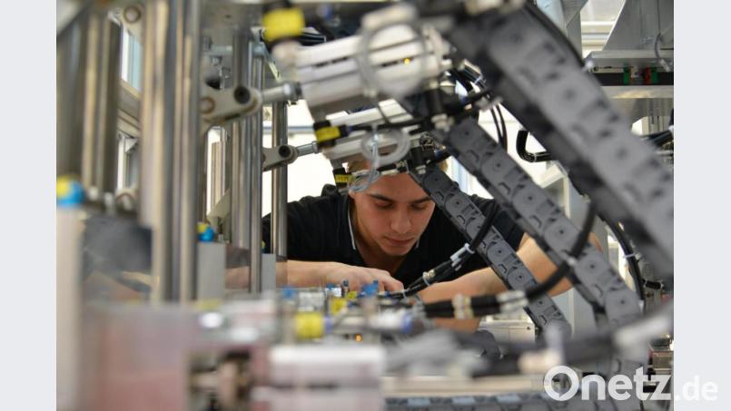 Arbeitsprozesse ändern sich. Arbeitnehmer müssen mit Maschinen und Computerprogrammen umgehen können. Eine Studie befasst sich nun mit den Kompetenzen für die Industrie 4.0. Archivbild: Hartl