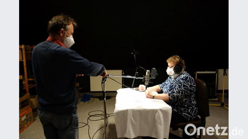 Ingrid Leser (rechts) bereitet sich auf das Einsprechen ihrer Texte vor. Links im Bild: Aufnahmeleiter Thomas Frister. Bild: Stadt Tirschenreuth/exb