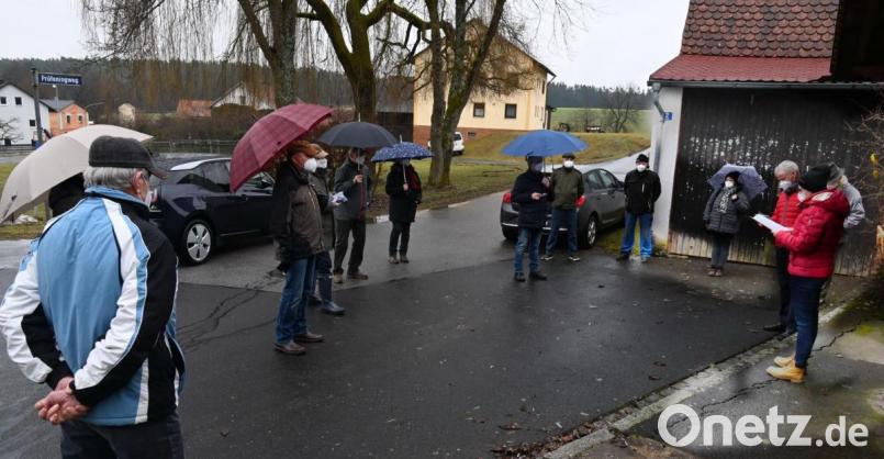Im Freien bei leichtem Nieselregen und unter Regenschirmen war die von Susanne Wasner und Norbert Wasner (rechts) geleitete Ortshauptversammlung des CSU-Ortsverband Karmensölden mit nur einem einzigen Tagesordnungspunkt zügig beendet. Bild: gf