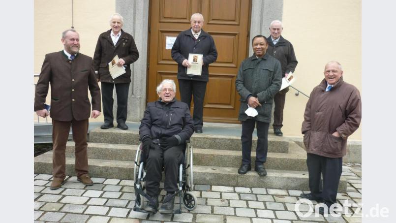 Beim Konvent wurden mehrere Mitglieder für langjährige Vereinstreue geehrt. Das Bild zeigt die anwesenden Mitglieder: (vorne von links) Obmann Anton Werner, Alois Seegerer, Pfarrer Dr. Cyprian Anyanwu, Zentralpräses Pater Josef Schwemmer. (hintere Reihe von links) Johann Kiendl, Konrad Beer und Franz Kirchberger. Bild: haa