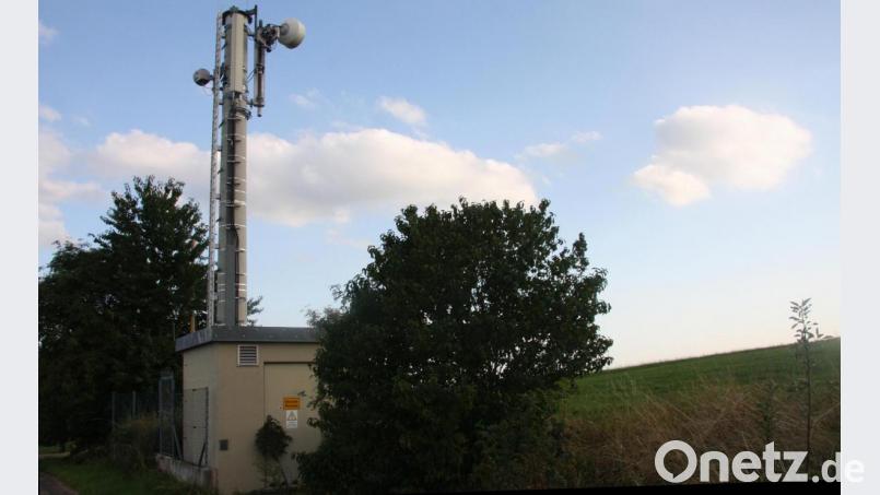 Der nicht unumstrittene Sendemast im Nordwesten von Fuchsmühl sorgt immer wieder für Diskussionen. Aktuell liegen neue Messwerte vor. Archivbild: wro
