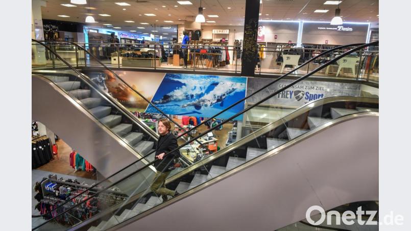 Das Angebot ist da, aber die Kunden fehlen: Einsam erledigt Hausleiter Tobias Kastner seine Kontrollgänge im Marktredwitzer Modehaus Frey. Bild: Florian Miedl/fph