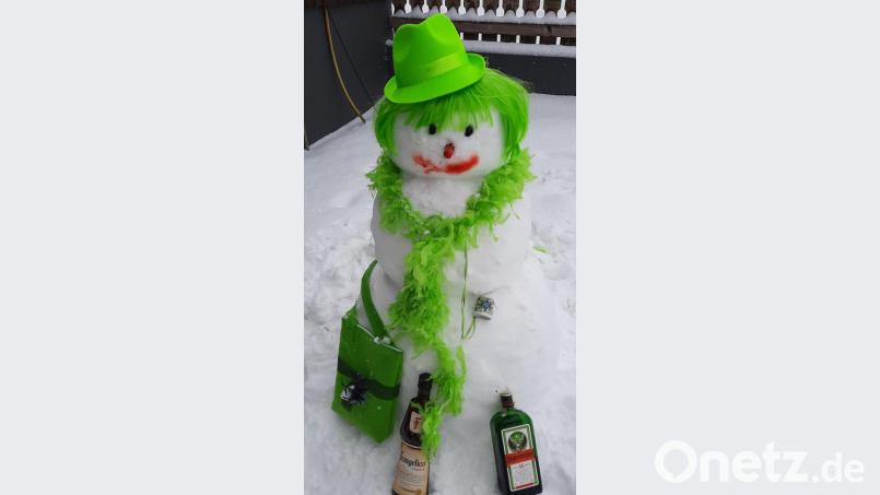 Die Schneefrau mit ihrem neongrünen Outfit erinnerte nur wenige Tage an die tolle Faschingszeit der Marktweiber. Bild: gz