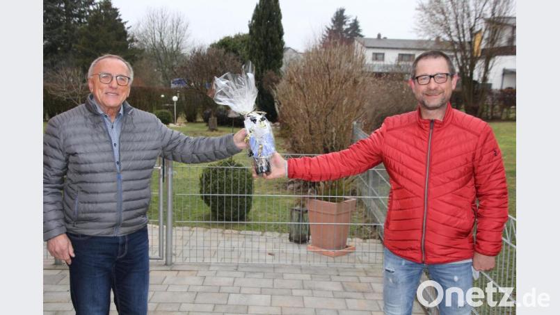 Mit Abstand gratulierte FC-Vorsitzender Harald Siegert (rechst) Josef Trißl zu seinem 70. Geburtstag. Der Jubilar prägte den FC Tirschenreuth wie wohl kein anderer. Bild: kro