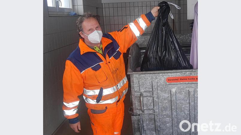Was Bürgermeister Bernhard Schindler hier zeigt, ist der Inhalt einer Hundetoilette nach zwei Wochen. Bild: ld