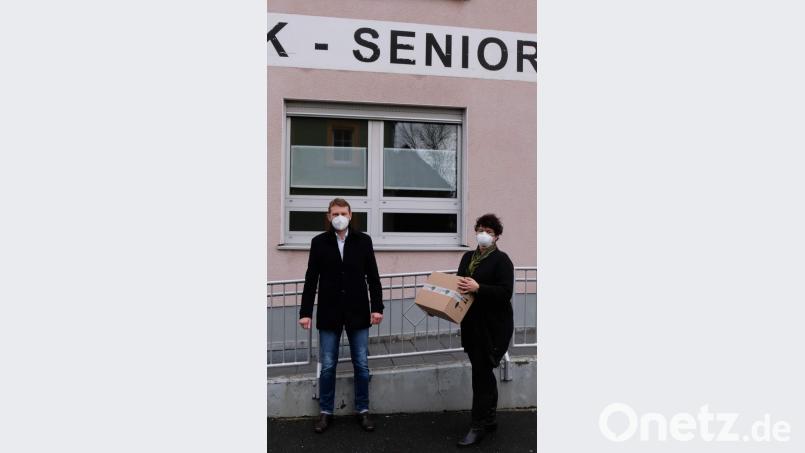 300 FFP2-Masken spendet der CSU-Ortsverband Ehenfeld für das BRK-Seniorenheim St. Barbara. Ortsvorsitzender Christian Gnan übergibt sie an Heimleiterin Astrid Geitner. Bild: u