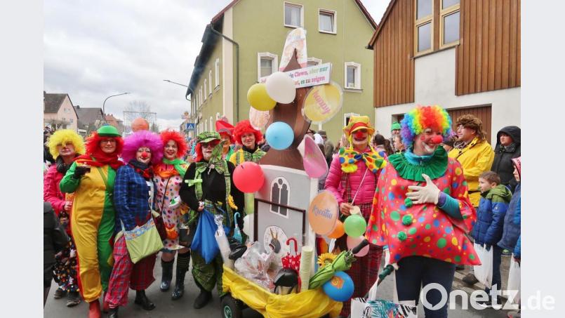 So bunt war der Schlichter Frauenbund im vergangenen Jahr beim Faschingszug in Vilseck unterwegs. Heuer muss das farbenfrohe Treiben auf den Straßen ausfallen. Bild: Rosi Hasenstab