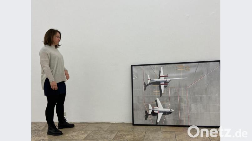 Theoretisch könnte das Luftmuseum in Amberg jeden Tag öffnen. Derzeit laufen - theoretisch natürlich - zwei neue Sonderausstellungen. Inzwischen hat Johanna Foitzik, die Geschäftsführerin des Luftmuseums, auch die Bilder von Tom Hegen für dessen Sonderausstellung aufgehängt. Bild: ass