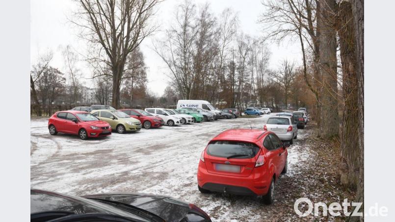 Noch wird ein Teil dieser Fläche von Fahrzeugen beparkt. Hier sollen 15 Wohnmobilstellplätze entstehen. Wünschenswert wäre aber auch ein Aufhübschen des nahen Stadtbades. Bild: Gabi Schönberger