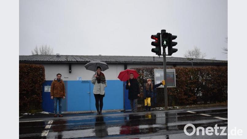Mira Wettinger (rechts) war die Initiatorin für die Inbetriebnahme der Ampel am Freibad während Wintermonate. Gemeinsam mit Bürgermeister Franz Stahl, Jugendrat-Sprecherin Lena Mayerhöfer und Jugendbeauftragten Sebastian Wiedemann (von rechts) nahm sie die Ampel offiziell in Betrieb. Bild: szl