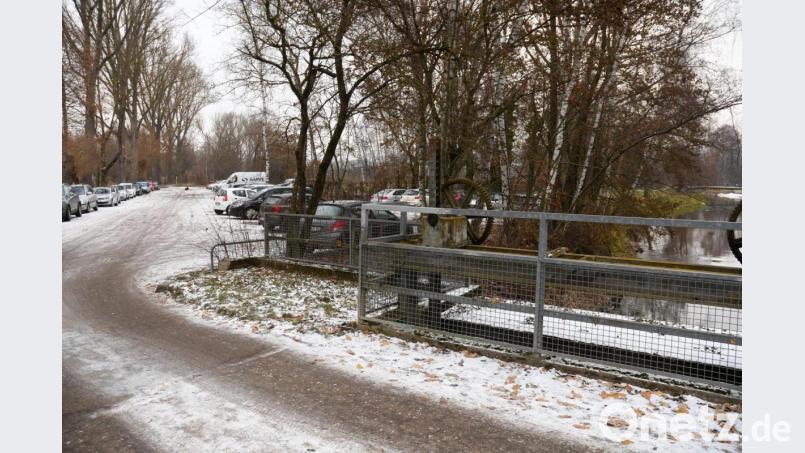 Wird der Parkplatz beim Stadtbad zum Wohnmobil-Stellplatz? Die Stadtverwaltung ist skeptisch. Bild: Gabi Schönberger
